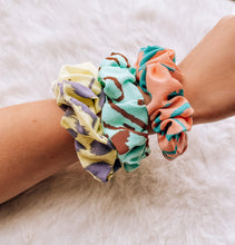 Cargar imagen en el visor de la galería, Pack Scrunchies Colores

